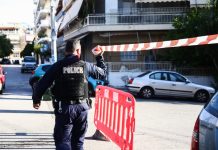 Στη Νίκαια, άνδρας κρατά τη γυναίκα του ταμπουρωμένος